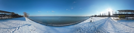 Солнечный пляж зимой. Фотография.