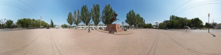 Конный памятник основателю Ейска графу Воронцову . Фотография.