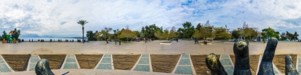 Парк Караалиоглу, на ладони (монумент). Фотография.