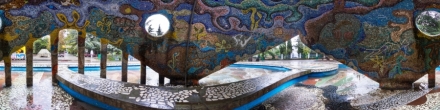 Внутри памятника-фонтана  &quot;Чудо-юдо Рыба-кит&quot;. Алушта. Фотография.