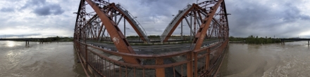 Вид с железнодорожного моста в Абакане в 2014 году. Фотография.