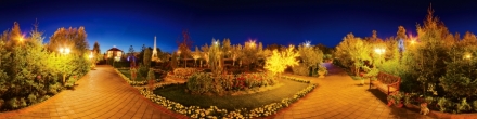 Ночная аллея в парке Сады мечты в Абакане. Фотография.