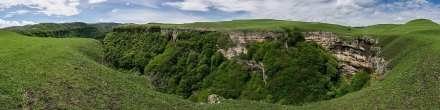 Тызыльское ущелье, май. У водопада Цисубаши (593). Фотография.
