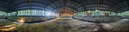 Заброшенный бассейн бывшего пионерского лагеря "Балтиец".. Фотография.