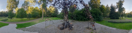 Скульптура &quot;Дерево влюбленных&quot;. Зеленогорск. Фотография.