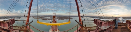 На пилоне строящегося Бугринского моста. Фотография.