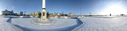 Стелла возле речвокзала. Ханты-Мансийск. Фотография.