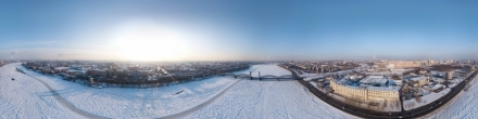 Над зимней Невой у ж-д моста. Санкт-Петербург. Фотография.