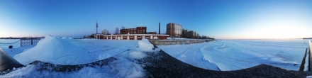 Набережная, вид на  Архангельский ликеро-водочный завод (памятник архитектуры) снято на samsung 360. Фотография.