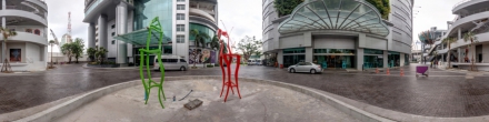 Два странных стула и вид на арт - кафе. Бангкок. Фотография.