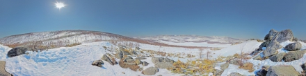 Весной на северо-западном склоне каменистой горки на западе от Магадана. Фотография.