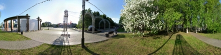 Цветущая яблоня в парке Лосева. Ханты-Мансийск. Фотография.
