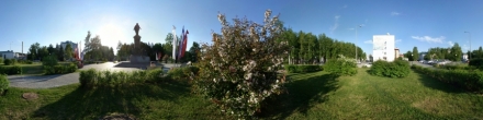Северные яблони в сквере. Ханты-Мансийск. Фотография.