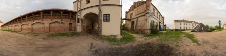 Любчанский замок - двор у въезных ворот. Фотография.