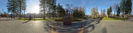 Памятник &quot;Женщине и подростку, ковавшим победу в тылу&quot;. Томск. Фотография.