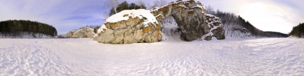 Скала Каменные Ворота на реке Исеть. Фотография.
