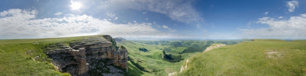 Вид на Театр камней и долина ущелья с плато Бермамыт. Плато Бермамыт. Фотография.