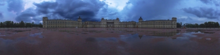 Гатчинский дворец после дождя. Фотография.