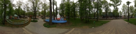 Городской парк в мае. Детские аттракционы. Пермь. Фотография.