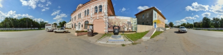Памятник стопудовой гире в Верхнеуральске. Фотография.