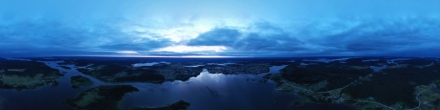 холодный августовский вечер. Ладожское озеро. Шхеры. Фотография.