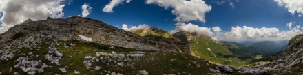 Внизу видна поляна приюта Фишт. Кавказский заповедник. Фотография.
