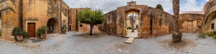 Во дворе монастыря Аркади, Крит.. Фотография.