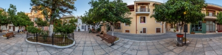Маленький дворик среди переулков Ретимно, Крит.. Фотография.