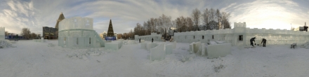 Строительство ледового городка 2019. Ханты-Мансийск. Фотография.