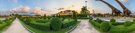 Ботанический сад Нонг Нуч. Парк Динозавров и парк Версаль. Тайланд.. Фотография.
