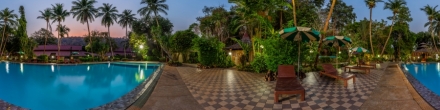 У бассейна отеля Деревня на реке Квай, Тайланд.. Фотография.