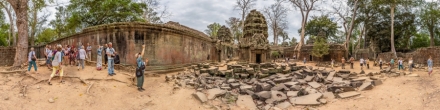 Руины буддийского храма XII века Та Прохм, заросшие джунглями.. Фотография.