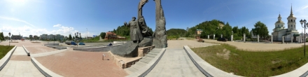 Памятник основателям города. Июнь 2020. Ханты-Мансийск. Фотография.