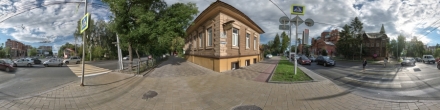 Деревянный дом на пересечении пр. Кирова и ул. Красноармейской. Фотография.