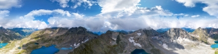 Озеро Поднебесное, расположено на высоте 2850 м под перевалом Поднебесным между вершинами Гранитная (3211,8) и Буша (3119,6). Имеретинские озера. Фотография.