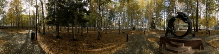 Осенний сквер возле музея Природы и человека 2020. Ханты-Мансийск. Фотография.