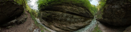 Монолит скалы. Гуамское ущелье. Фотография.