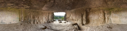 Внутри пещер Чуфут-Кале. Фотография.