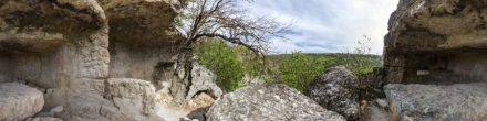 Разрушенные пещеры Чуфут-Кале. Чуфут-Кале. Фотография.