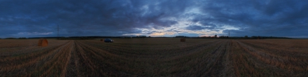 Закат в полях. Фотография.