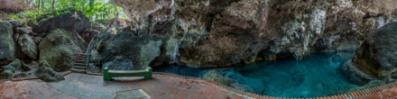 Карстовое озеро в пещерах Доминиканы. Пещера Три глаза.. Пунта Кана. Фотография.