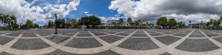 Оживленная старинная площадь Санто-Доминго.. Санто-Доминго. Фотография.