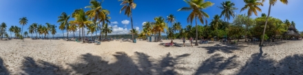 Среди пальм пляжа острова Бакарди.. Фотография.
