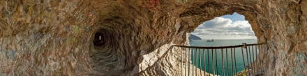Штольня - пещера в скале Генуэзская. Гурзуф. Фотография.