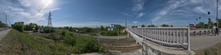Автомобильный путепровод через Томскую ветку Западно-Сибирской железной дороги. Фотография.