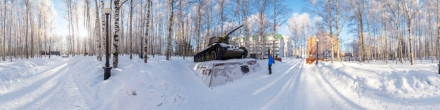 Танк Т-34-76 на пьедестале в парке Победы. Ханты-Мансийск. Фотография.