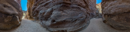 В пустыне Египта. На экскурсии Затерянная земля. Перед выходом из красного каньона.. Фотография.