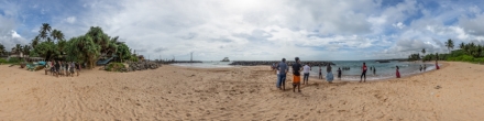 Пляж рядом с Синигамой Шри Девол Маха Девалая.. Фотография.