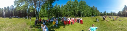СЕНОФЕСТ 16 июля 2023 года в Малых Корелах, Пляски перед сенокосом и мастер класс по вязанию веников. Фотография.