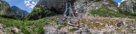 Рядом с Гегским водопадом.. Рицинский заповедник. Фотография.